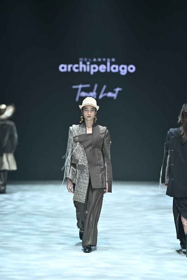 Mel mendekonstruksi kain Sasirangan khas Kalimantan Selatan menjadi busana dengan potongan struktural elegan dan sentuhan twisted beauty—ciri khasnya yang menandai keberanian dan kecanggihan dalam satu tarikan garis. (Foto: Dok. Plaza Indonesia)