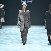 Mel mendekonstruksi kain Sasirangan khas Kalimantan Selatan menjadi busana dengan potongan struktural elegan dan sentuhan twisted beauty—ciri khasnya yang menandai keberanian dan kecanggihan dalam satu tarikan garis. (Foto: Dok. Plaza Indonesia)