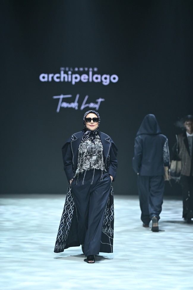 Menurut Arie Panca, CEO Maison MAC, koleksi ini bukan hanya penghormatan terhadap budaya Banjar, tapi juga bentuk apresiasi terhadap potensi daerah yang selama ini “diam-diam berperan besar”. “Tanah Laut punya kekayaan luar biasa, dari kopi liberica bati-bati hingga sapi lokal unggulan. Sudah saatnya dunia mode ikut menyorotnya,” ujarnya. (Foto: Dok. Plaza Indonesia)