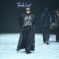 Menurut Arie Panca, CEO Maison MAC, koleksi ini bukan hanya penghormatan terhadap budaya Banjar, tapi juga bentuk apresiasi terhadap potensi daerah yang selama ini “diam-diam berperan besar”. “Tanah Laut punya kekayaan luar biasa, dari kopi liberica bati-bati hingga sapi lokal unggulan. Sudah saatnya dunia mode ikut menyorotnya,” ujarnya. (Foto: Dok. Plaza Indonesia)