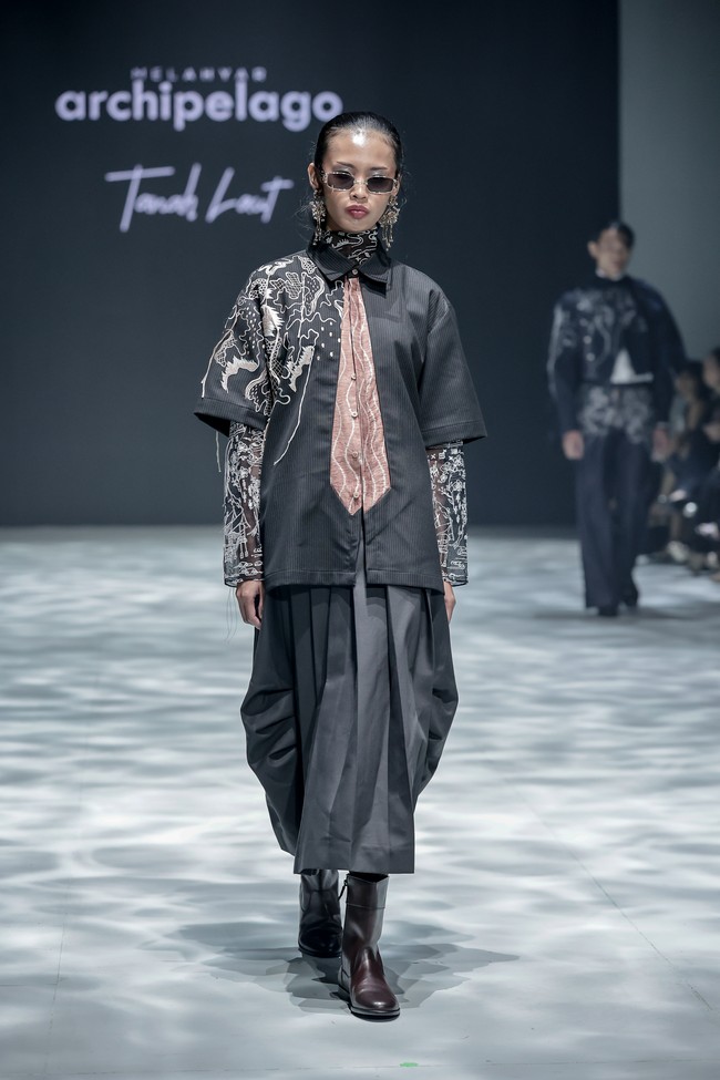 Menambah kekayaan narasi visual, stylist Hagai Pakan menata koleksi ini di tubuh para muse ternama: Maudy Ayunda, Sheila Dara Aisha, Omar Daniel, Devano Narendra, Sha Ine Febriyanti, Ario Bayu, hingga Titi Radjo Padmadja. Mereka menjadi personifikasi semangat “Bumi Nan Bungas” yang menawan dan berdaya cipta. (Foto: Dok. Plaza Indonesia)