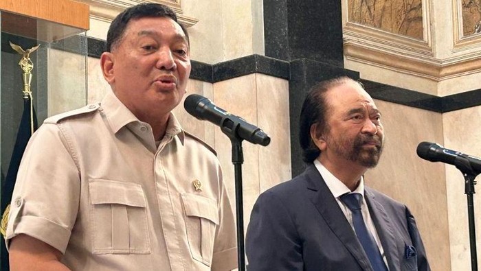 Menteri Pertahanan (Menhan) Sjafrie Sjamsoeddin (kiri) bersama Ketua Umum Partai Nasional Demokrat (NasDem) Surya Paloh (kanan) (ANTARA/Agatha Olivia Victoria)