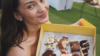 Kalau Enzy Storia, hadir di acara Cake Picnic dan langsung ikut ‘cake swap’ sampai kotak kuenya penuh potongan kue. Foto: Instagram @hestipurwadinata