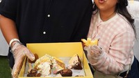 Kiky Saputri hadir bersama sang suami, piknik santai sambil ngemil-ngemil kue yang mereka pilih di sana. Foto: Instagram @hestipurwadinata