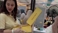 Ada juga nih potret seru Aaliyah Masaid yang hadir dalam acara Cake Picnic. Aaliyah sibuk sendiri pilih kue yang disukainya. Foto: Instagram @hestipurwadinata
