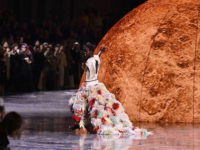 PARIS, FRANCE - OCTOBER 06: (EDITORIAL USE ONLY - For Non-Editorial use please seek approval from Fashion House) A model walks the runway during the  Chanel Womenswear Spring/Summer 2026 show as part of Paris Fashion Week on October 06, 2025 in Paris, France. (Photo by Stephane Cardinale - Corbis/Corbis via Getty Images)