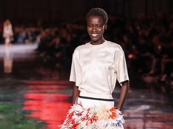 Ukir Sejarah di Show Chanel, Awar Odhiang Disebut Jadi Model Termahal di Dunia