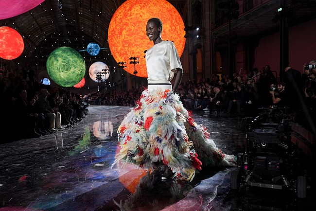 Koleksi Spring–Summer 2026 menjadi pernyataan pertama Blazy tentang bagaimana ia melihat warisan Gabrielle Chanel: bukan sekadar nostalgia, melainkan percakapan lintas waktu antara masa lalu dan masa depan. (Foto: Swan Gallet/WWD via Getty Images)