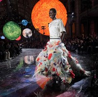 Koleksi Spring–Summer 2026 menjadi pernyataan pertama Blazy tentang bagaimana ia melihat warisan Gabrielle Chanel: bukan sekadar nostalgia, melainkan percakapan lintas waktu antara masa lalu dan masa depan. (Foto: Swan Gallet/WWD via Getty Images)