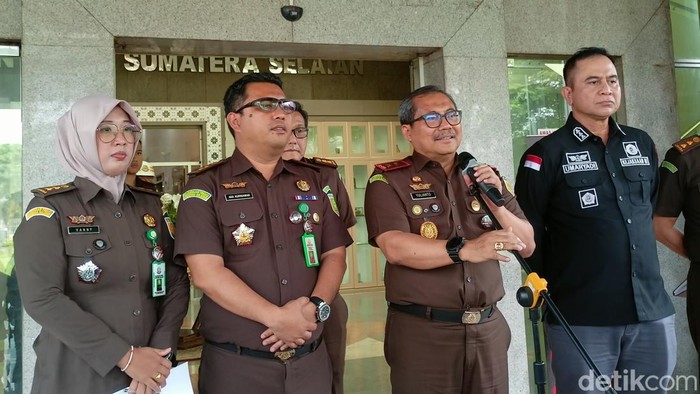Kepala Kejati Sumsel Yulianto (pegang mic)
