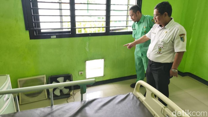 Humas RSUD Sunan Kalijaga, Kusmanto menunjukkan cara Alfian kabur dari ruangannya pada Rabu (15/10/2025).