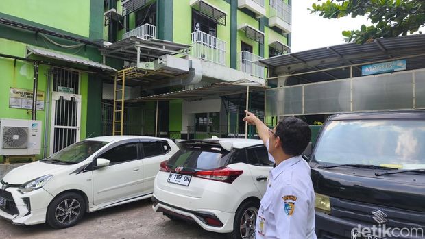 Humas RSUD Sunan Kalijaga, Kusmanto menunjukkan cara Alfian kabur dari ruangannya pada Rabu (15/10/2025).