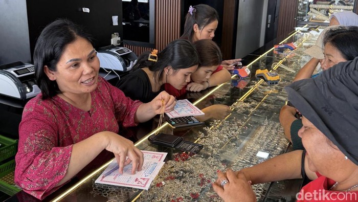 Nasabah saat menggadai perhiasan di Agen Pegadaian R Tarigan G (Kartika/detikcom)