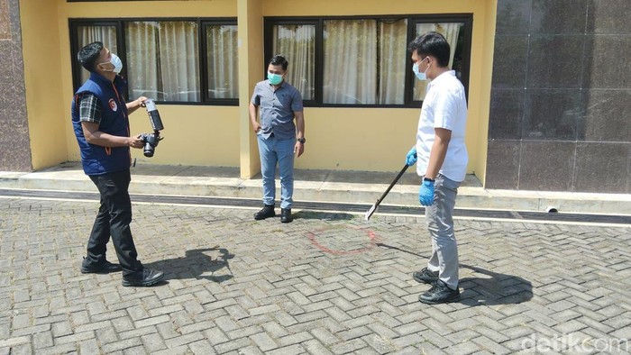 Polisi saat melakukan olah TKP orang bunuh diri di RSUD Karanganyar, Rabu (15/10/2025)