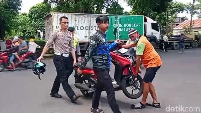 Dua sepeda motor terlibat tabrakan di depan kantor Satlantas Polres Parepare, Sulawesi Selatan (Sulsel).