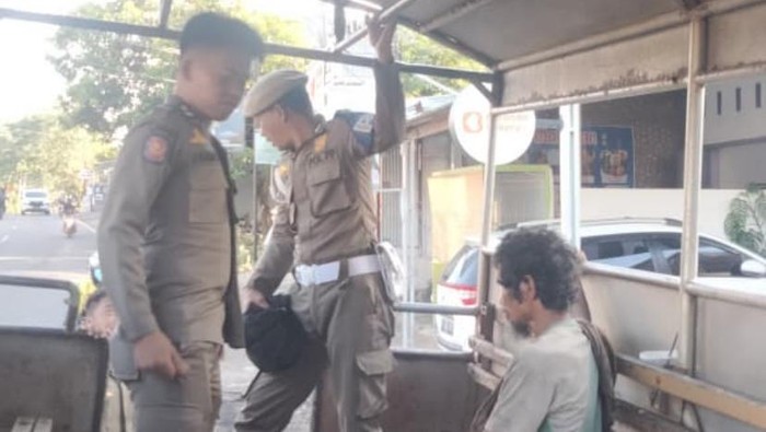 Satpol PP Parepare mengamankan sosok pria yang diduga kanibal. Terungkap bahwa pria itu orang dengan gangguan jiwa (ODGJ).