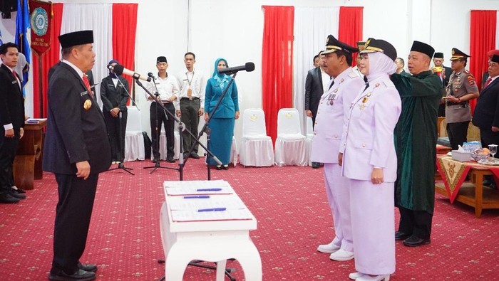 Pasangan Saparudin dan Dessy Ayutrisna, resmi dilantik menjadi Wali Kota dan Wakil Wali Kota Pangkalpinang 2025-2030.