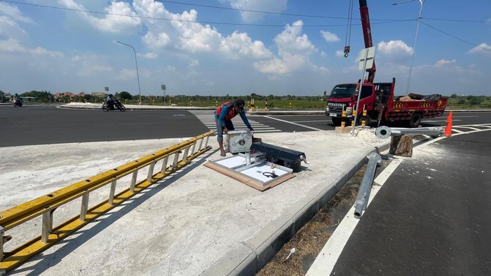 Pemasangan rambu di JLU Lamongan.