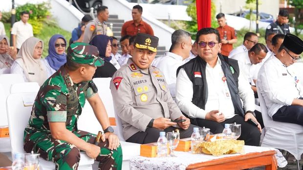 Pemprov Riau menggelar Apel Kebangsaan dan Peluncuran Satgas PHK, Rabu (15/10/2025). Kapolda Riau Irjen Pol Herry Heryawan dan Pangdam XIX/Tuanku Tambusai Mayjen TNI Agus Hadi Waluyo ikut hadir.
