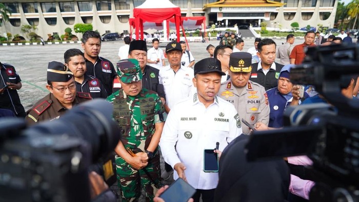 Pemprov Riau menggelar Apel Kebangsaan dan Peluncuran Satgas PHK, Rabu (15/10/2025). Kapolda Riau Irjen Pol Herry Heryawan dan Pangdam XIX/Tuanku Tambusai Mayjen TNI Agus Hadi Waluyo ikut hadir.