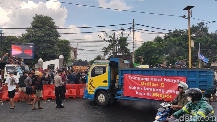 Penambang Sungai Progo gelar demo di BBWSSO, Rabu (14/10/2025).