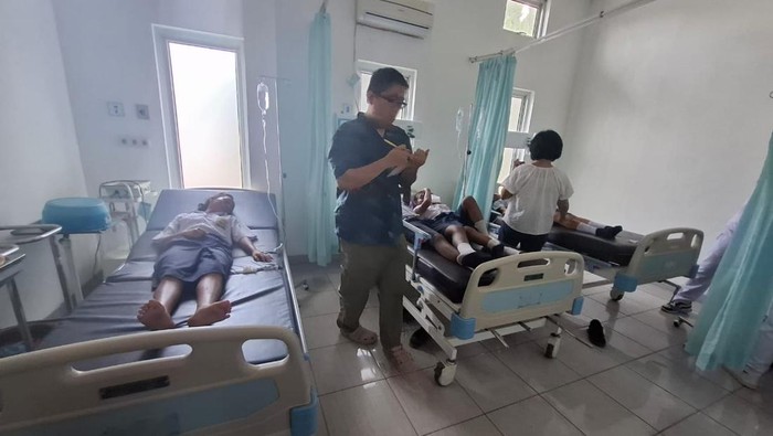 Penampakan siswa SMP Negeri 1 Laguboti diduga keracunan MBG (Dok. Dinas Kesehatan Toba)