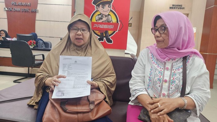 Rosma saat menceritakan dugaan penculikan yang dialami putranya usai melapor di Polda Sumsel.
