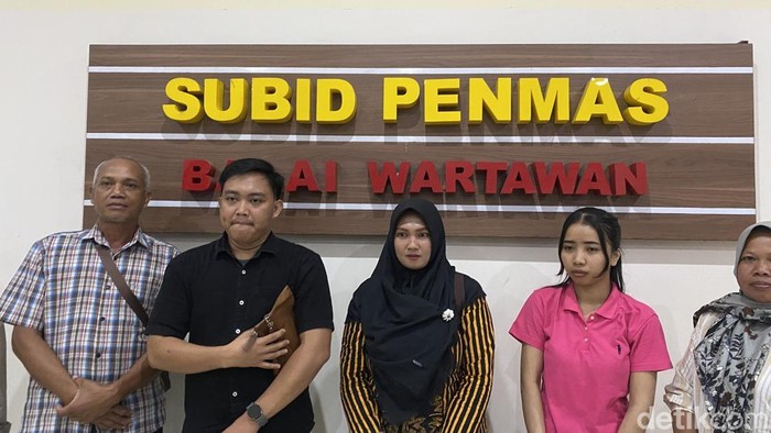 Pengacara korban dari LBH Yogyakarta, Royan Juliazka Chandrajaya bersama orang tua korban, usa mengadu di Mapolda Jateng, Kecamatan Semarang Barat, Kota Semarang, Rabu (15/10/2025).