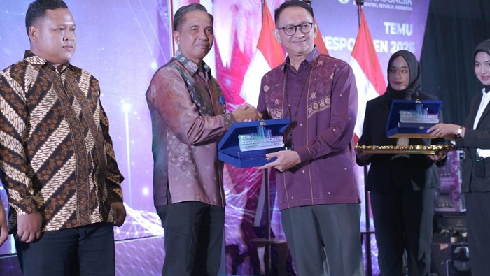 Penyerahan pelakat penghargaan Responden Terbaik dari BI Sumsel kepada PT Pusri