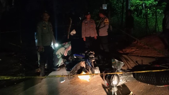 Polisi mengecek TKP penikaman di Pematang Gajah, Muaro Jambi, Jambi