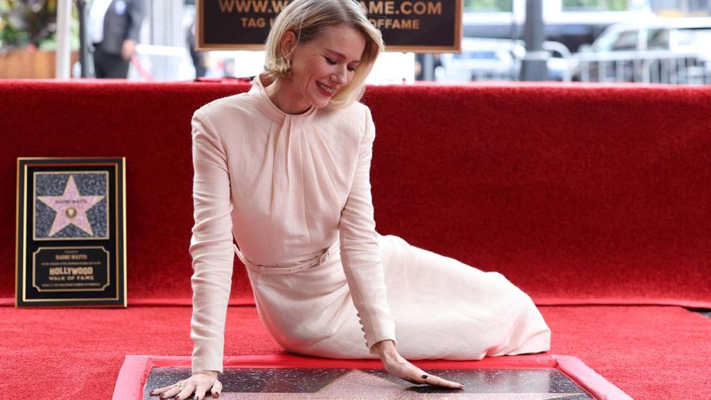 Video: Aktris Naomi Watts Terima Hollywood Walk of Fame