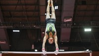 Pesenam putri Indonesia Larasati Rengganis berlatih saat sesi latihan Kejuaraan Dunia Gimnastik 2025 atau 53rd FIG Artistic Gymnastics World Championships 2025 di Jakarta Convention Center (JCC), Jakarta, Rabu (15/10/2025). ANTARA FOTO/Fauzan