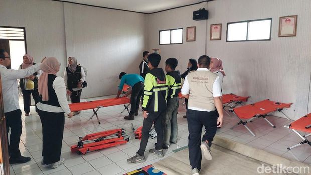 Petugas menyiapkan posko penanganan keracunan MBG di Pasirlangu, Cisarua
