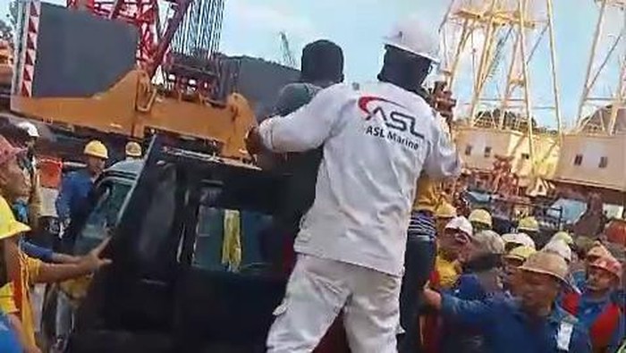 Petugas Safety Officer hampir diamuk pekerja PT ASL di Batam, Kepri. (Dok. Tangkapan Layar)