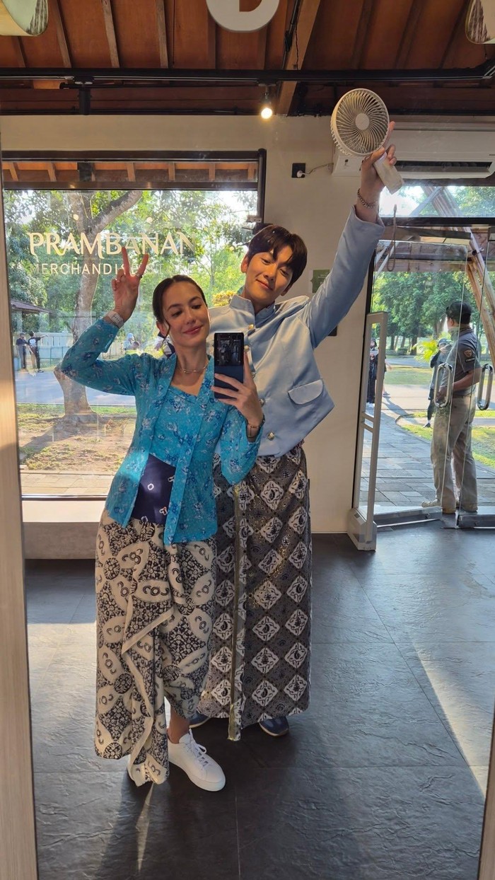 Pevita Pearce Pevita Pearce bersama aktor asal Korea Selatan, Ji Chang Wook, di Candi Prambanan