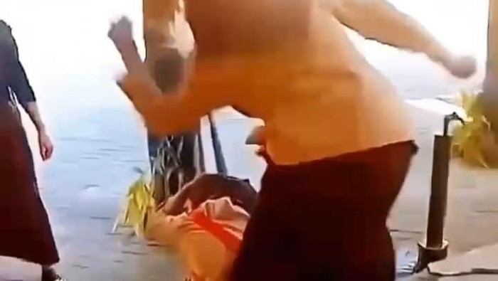 Seorang siswi SMK berinisial SA (16) di Kabupaten Polewali Mandar (Polman), Sulawesi Barat (Sulbar) dibully hingga dianiaya oleh temannya inisial RA (16).