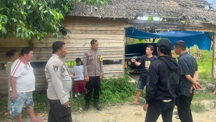 Sekuriti bernama Haidir (26) di Kabupaten Polewali Mandar (Polman), Sulawesi Barat (Sulbar), memergoki maling yang beraksi di rumahnya.
