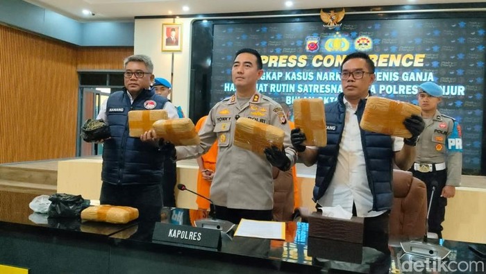 Polisi menunjukkan barang bukti ganja dari taman bunga di Cianjur