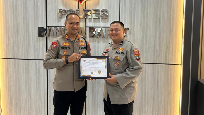 Kapolres Babar AKBP Pradana Aditya Nugraha (kiri).