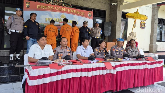 Polres Bangli menggelar konferensi pers kasus duel maut yang menewaskan dua orang di Songan, Kintamani, Rabu (15/10/2025). (Foto: Ni Komang Ayu Leona Wirawan/detikBali)