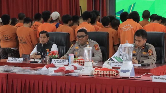 Polres Kampar menangkap 66 tersangka dan menyita ratusan gram sabu serta ratusan butir ekstasi selama Operasi Antik Lancang Kuning, Rabu (15/10/2025).