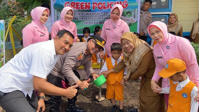 Polres Kepulauan Meranti mengajarkan cinta lingkungan dan mengajak anak-anak TK Bhayangkari menanam pohon.