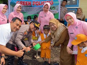 Keceriaan Anak TK Bhayangkari di Meranti Tanam Pohon Bareng Polisi