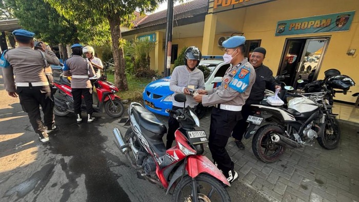 Si Polres Pasuruan mengecek personel