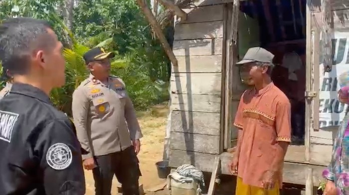 Polres Rohul dan Baznas menggelar bedah rumah warga yang sudah 20 tahun tinggal di gubuk.