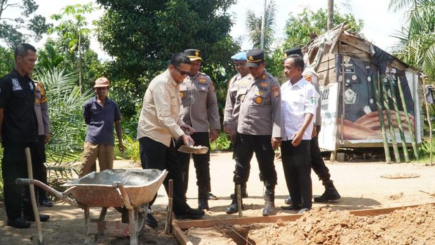 Polres Rohul dan Baznas menggelar bedah rumah warga yang sudah 20 tahun tinggal di gubuk. (dok. Polres Rohul)