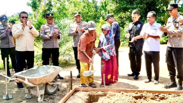 Polres Rohul dan Baznas menggelar bedah rumah warga yang sudah 20 tahun tinggal di gubuk. (dok. Polres Rohul)