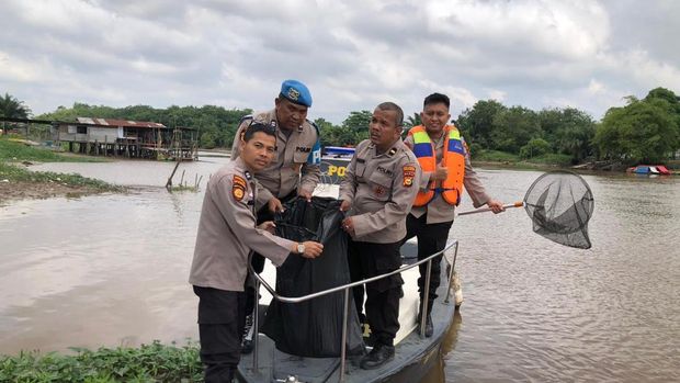 Polsek Kawasan Pelabuhan memberikan bansos kepada nelayan di pesisir Sungai Siak, Rabu (15/10/2025).