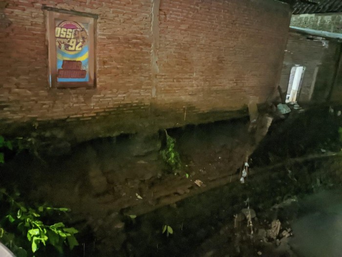 Pondasi rumah warga di Gulon, Jebres, Kota Solo, ambles, Rabu (15/10/2025).