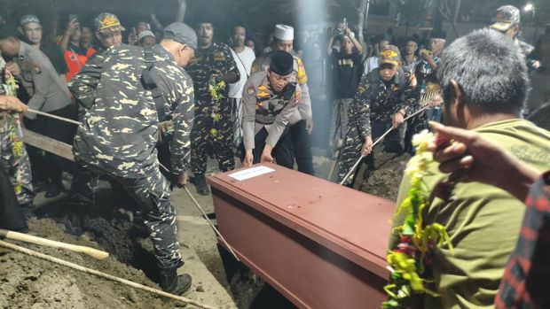 Jenazah Muhfi Alfian santri Ponpes Al Khoziny saat akan dimakamkan di TPU Desa Damarsi, Sidoarjo